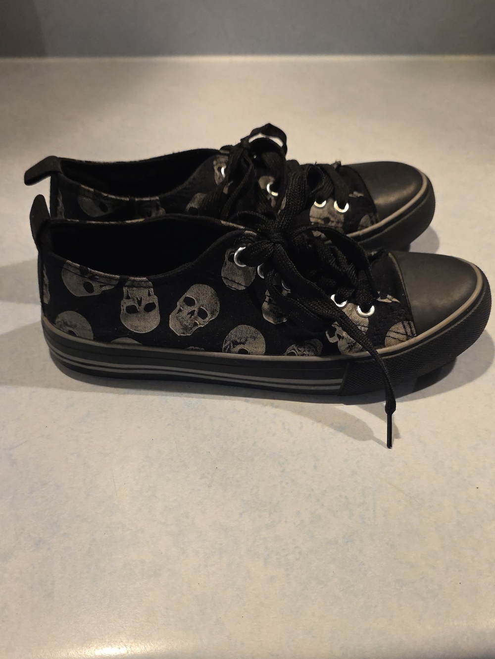 Hot Topic Black Skull Print Lace-Up Sneakers